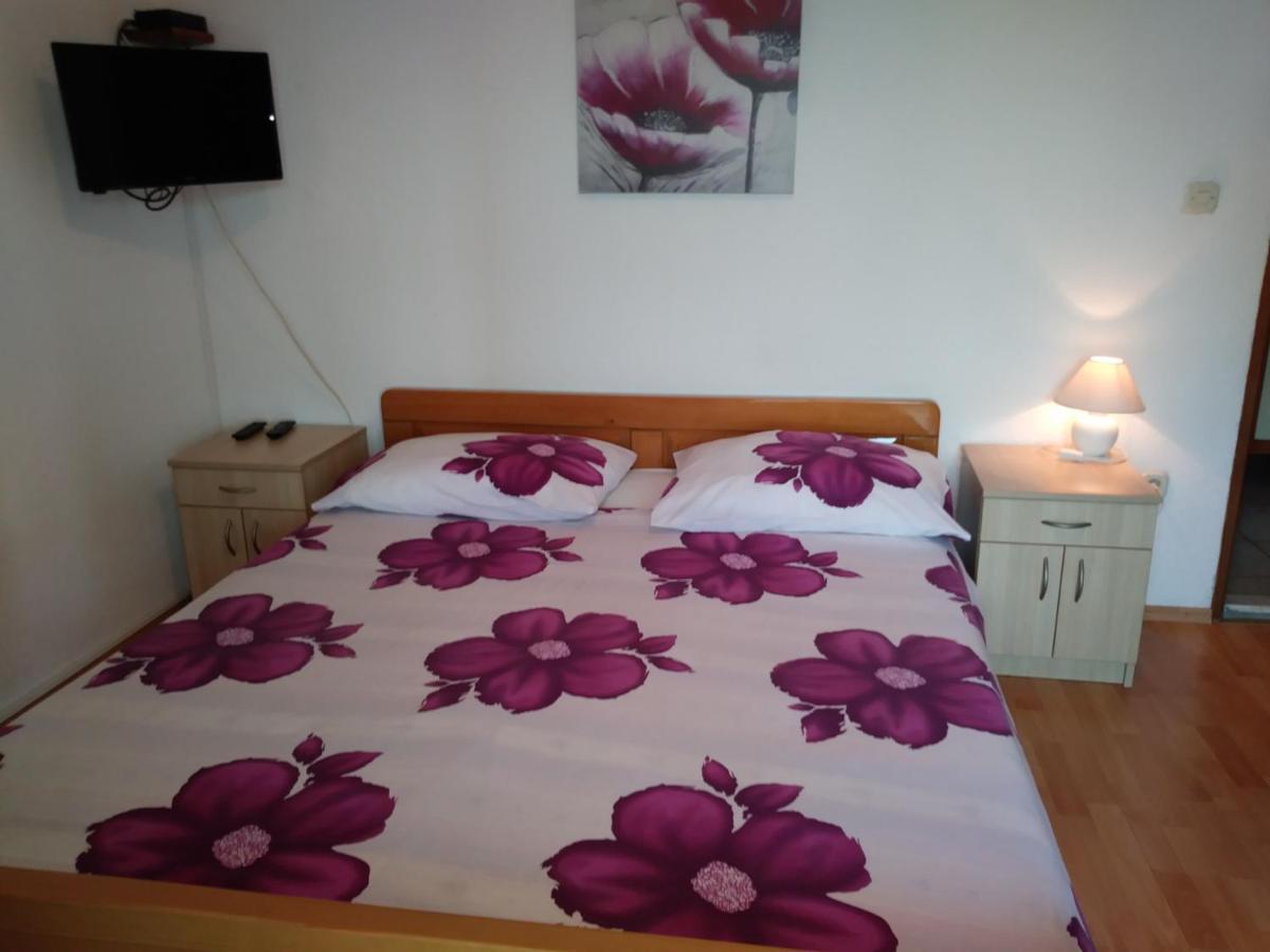 Nives Apartmani Pakoštane Buitenkant foto