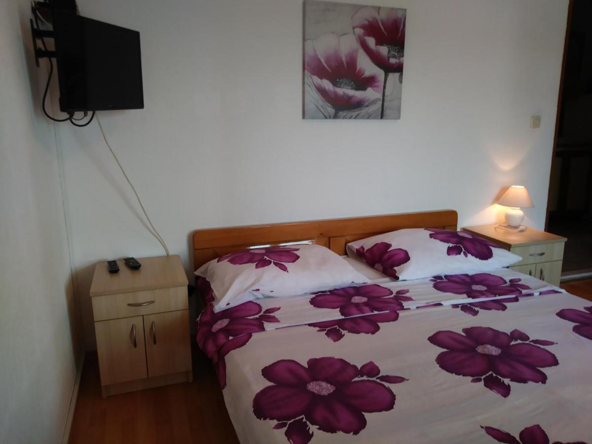 Nives Apartmani Pakoštane Buitenkant foto