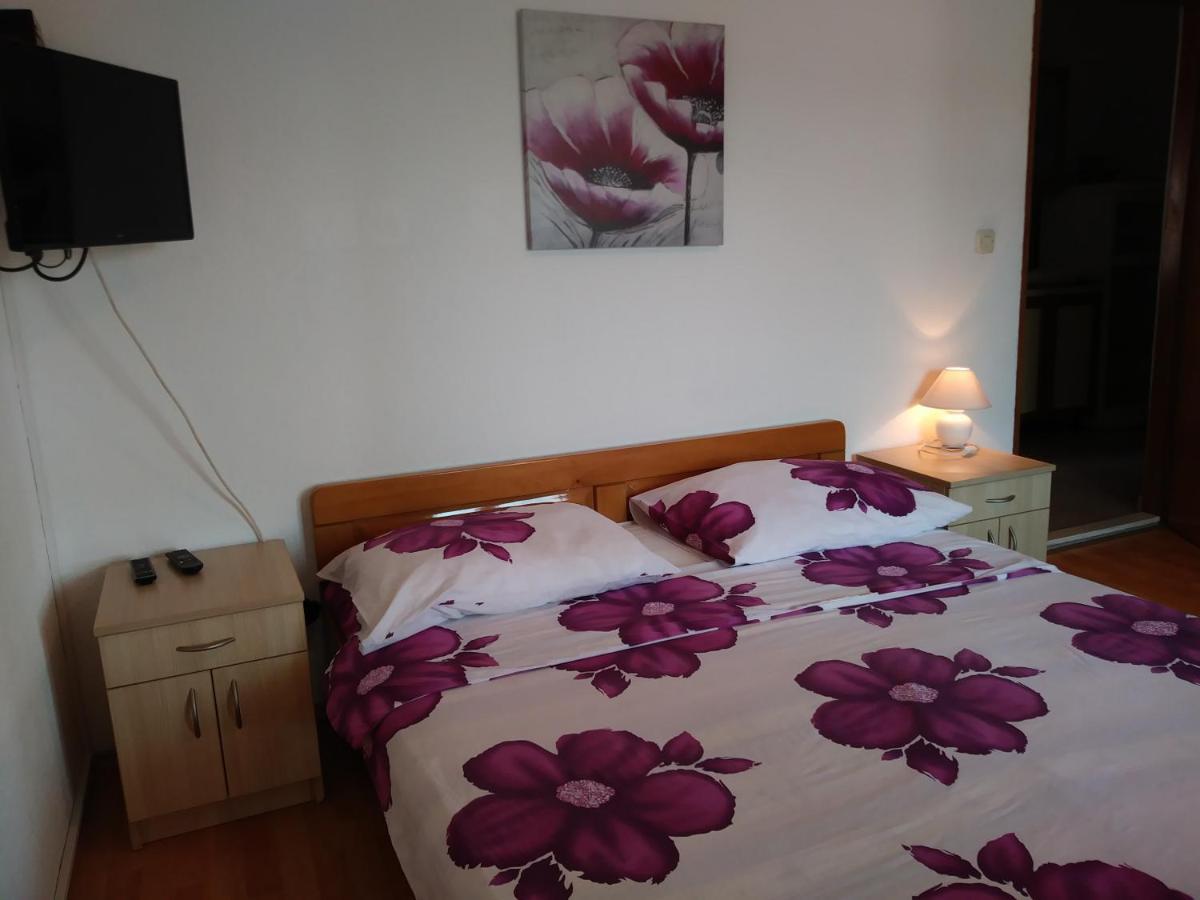 Nives Apartmani Pakoštane Buitenkant foto